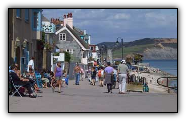A picture of the sea front at Lyme Regis